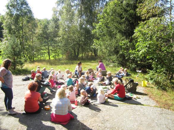 Alle 19 samla på vei gjennom skogen!