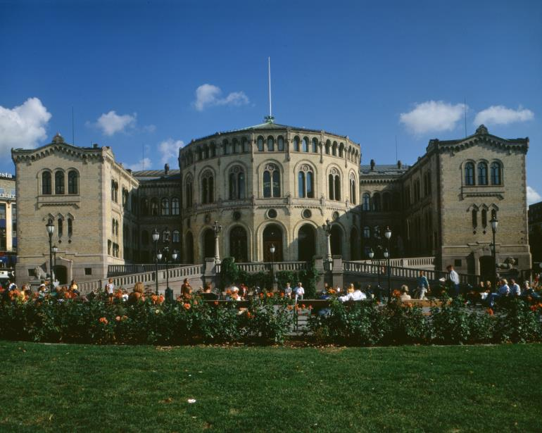 Stortingets flertallsmerknad 18.6.2014: Stortinget konstaterer at det ikkje er fleirtal for Høgre og Framstegspartiet sine primærstandpunkt om to folkevalde nivå, jf.