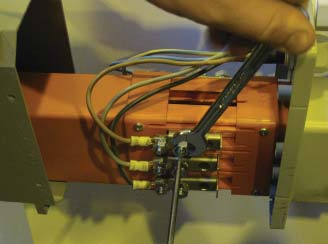 Strømlederskinne med midtkobling 500mm 500mm Midtkobling Monter midtkoblingsboksen med muffene fra midtkoblingsboksen allerede påsatt fra hver side.