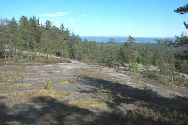 Opplevelse av kulturminner og landskap. Småvassbu er en eldre tømmerkoie, nå turisthytte. I nærheten er det en kølamile, der det også er reist en koie for å vise hvordan kølabrennerne levde og virket.