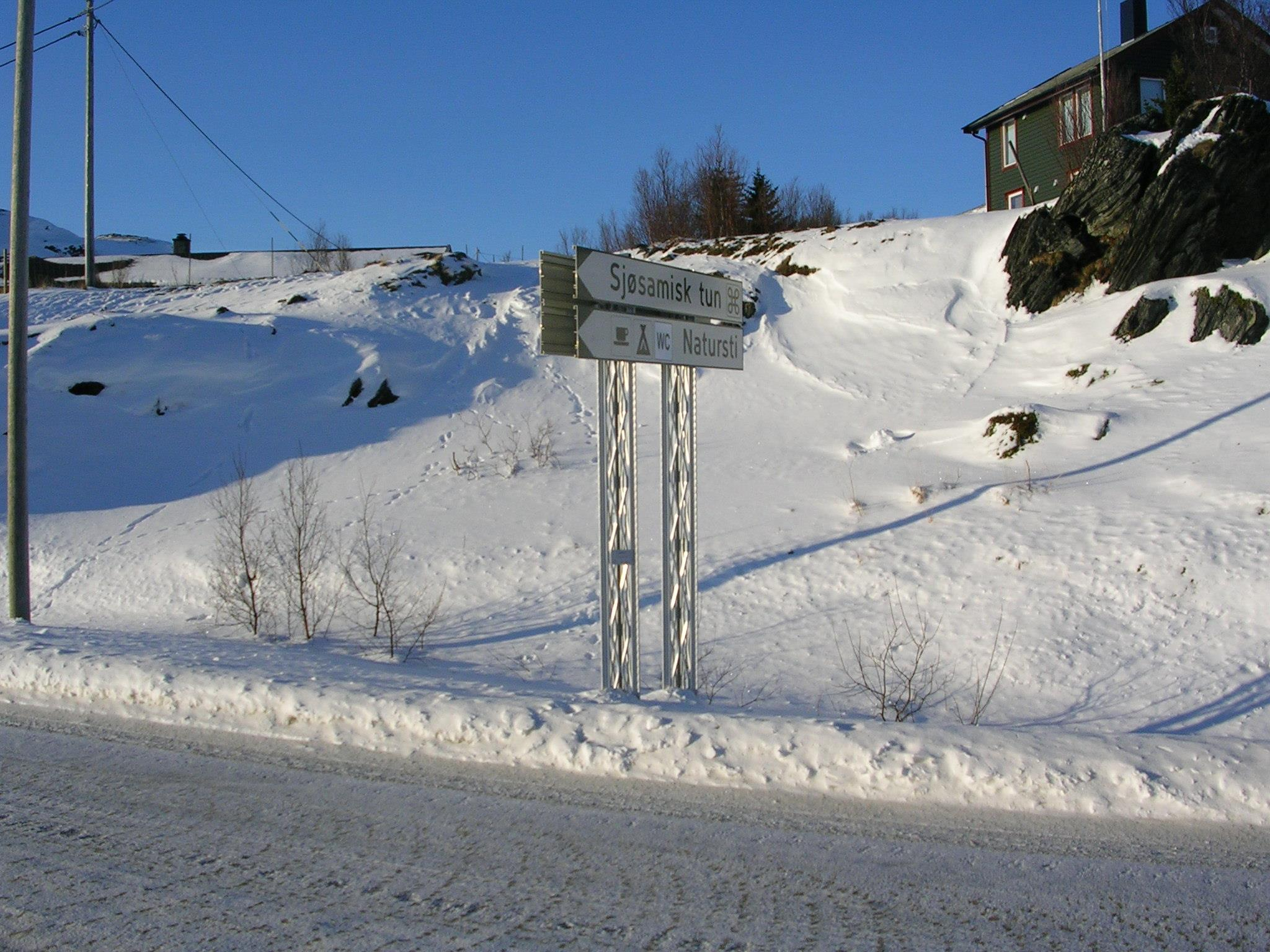 Høyde over kjørebanen skal være max. 2,0 m.