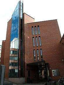 Årsmelding 2006 ~ Senter for profesjonsstudier 3/26 BAKGRUNN Høgskolen i Oslo (HiO), landets største statlige høgskole, har syv avdelinger med 36 grunnutdanninger på bachelornivå og 13 masterstudier