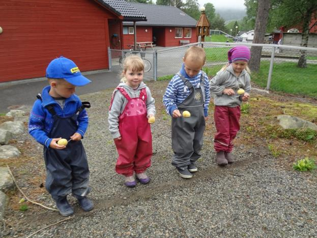 ME I VIKEBYGD BARNEHAGE ØNSKJER AT ALLE I BARNEHAGEN SKAL: Bry seg om og ta vare på kvarandre Reagera på urett Lytta til andre Melda behov Leike Få vener Få gode opplevingar TRADISJONAR I VIKEBYGD