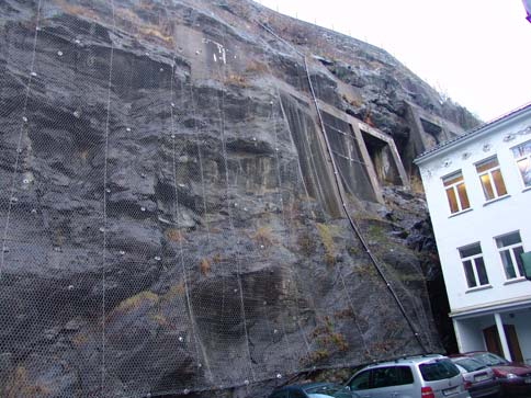 3 5.2 Berggrunn Berggrunnen består av amfibolittisk skifer som er oppsprukket med følgende hovedsprekkesysten: 1.