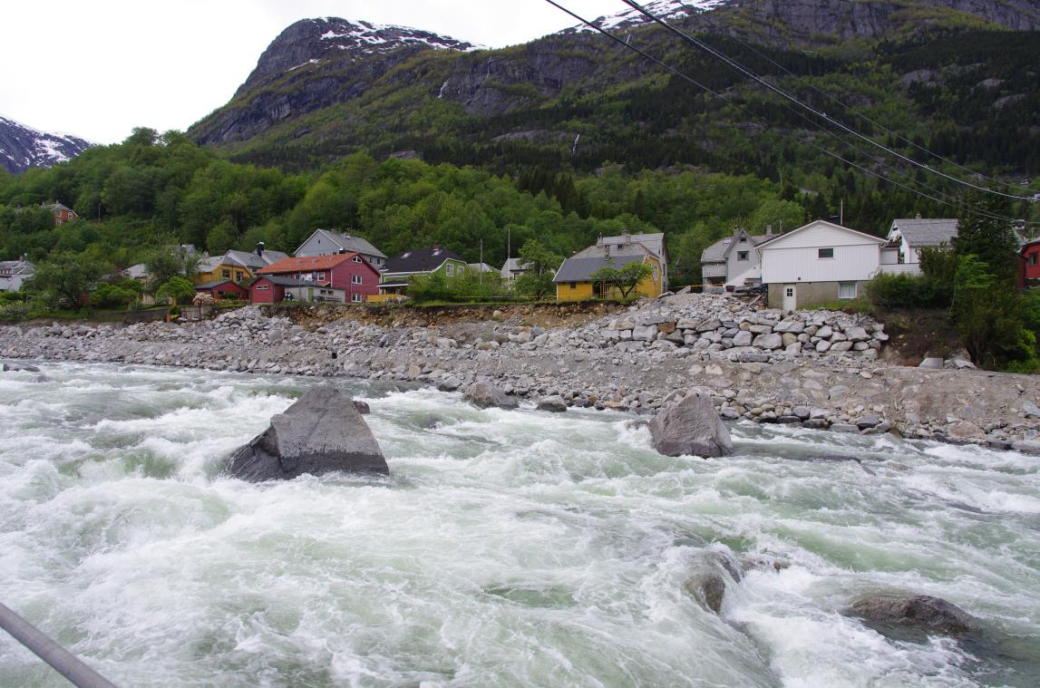 1.1.10 Opo gjennom Odda Under flaum får Opo svært høg fart ned Eidefossen, og har, som det viste seg i 2014-flaumen, voldsom evne til erosjon og masseflytting (Figur 13).