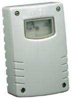 FOTOCELLER NightMatic 2000 registrerer lysstyrken i omgivelsene og tenner tilkoblede lamper automatisk når skumringsnivåeter nådd og slukker dem i grålysningen om morgenen.