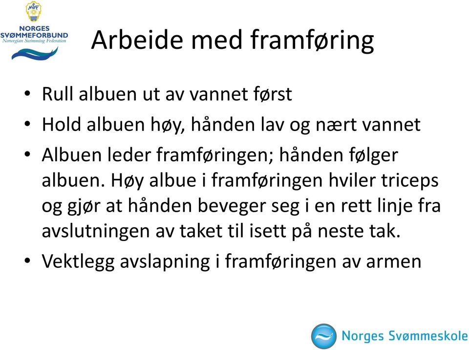 Høy albue i framføringen hviler triceps og gjør at hånden beveger seg i en rett