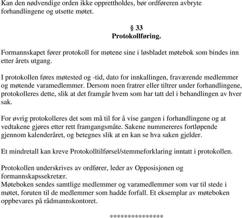 I protokollen føres møtested og -tid, dato for innkallingen, fraværende medlemmer og møtende varamedlemmer.