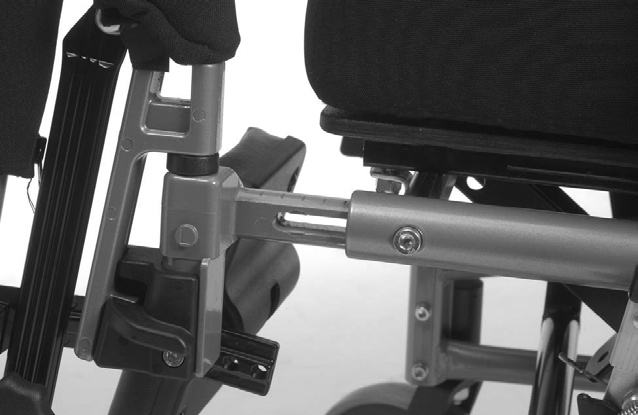 Når setedybden justeres, endres også rullestolens balansepunkt. Dette kan justeres ved å endre drivhjulets posisjon i drivhjulsbraketten (Se kap. 6.6).