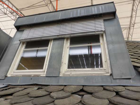 Kap. 21 MALERARBEIDER - Eksisterende gamle vinduer i jern (2 stk. se under) skal rustbehandles, fuges på nytt og males.