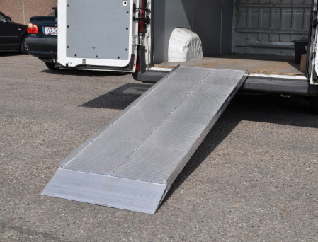 RAMPER Van Ramp - Aluramper Belastning Alurampe 2000 x 700 x 75 mm innvendig kjørebredde 670 mm, med antiskli overflate. Oppkjørselshøyde: Minimum 550 mm - Maximum 600 mm.