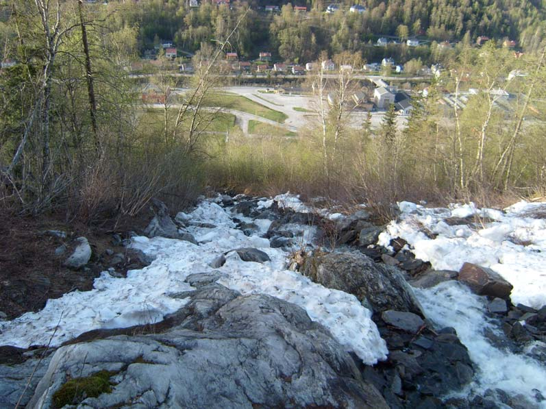 Rapport nr.: 20081238-1 Side: 9 / Rev.: Foto 6: Skredskader på skog og rester etter snøskred og isras ved ca. kote 450.