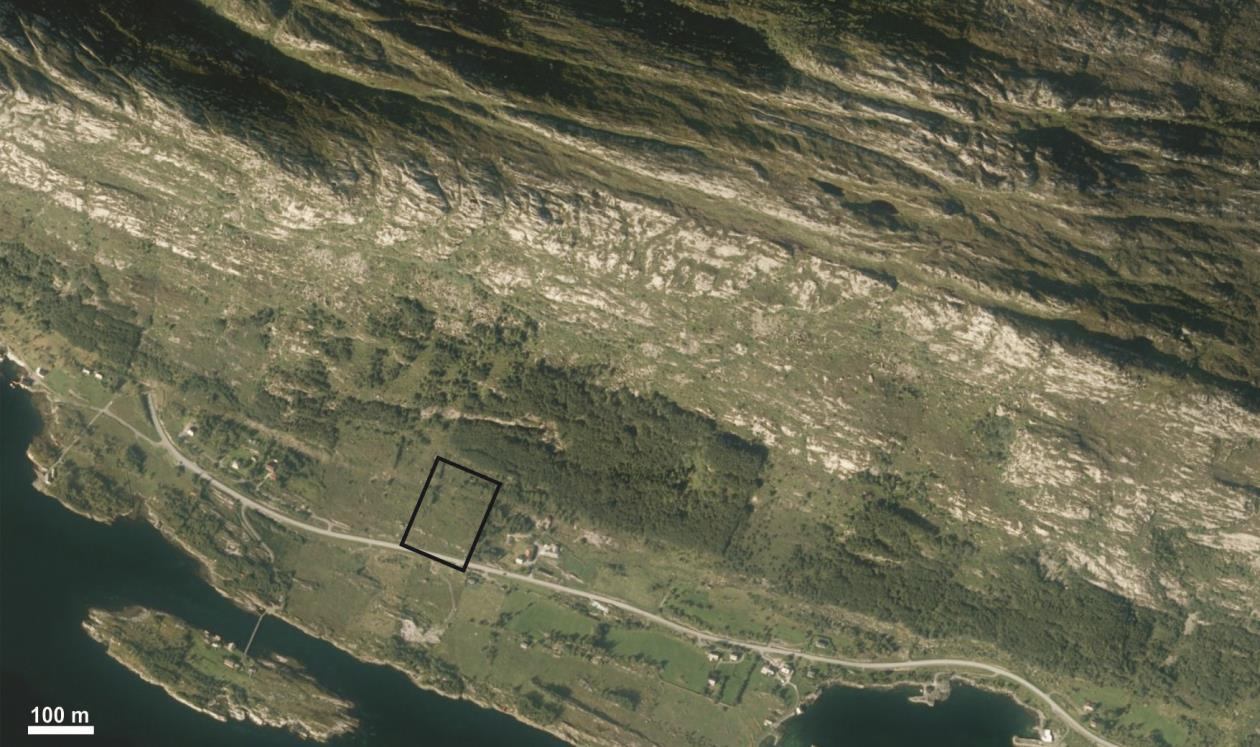 1.2. Topografi, hydrologi og vegetasjon Planområdet ligg på ei flate om lag 20 m o.h. nedanfor ei sørvendt li som går opp mot Høgehammaren og Klasenyken (375 m o.h.).
