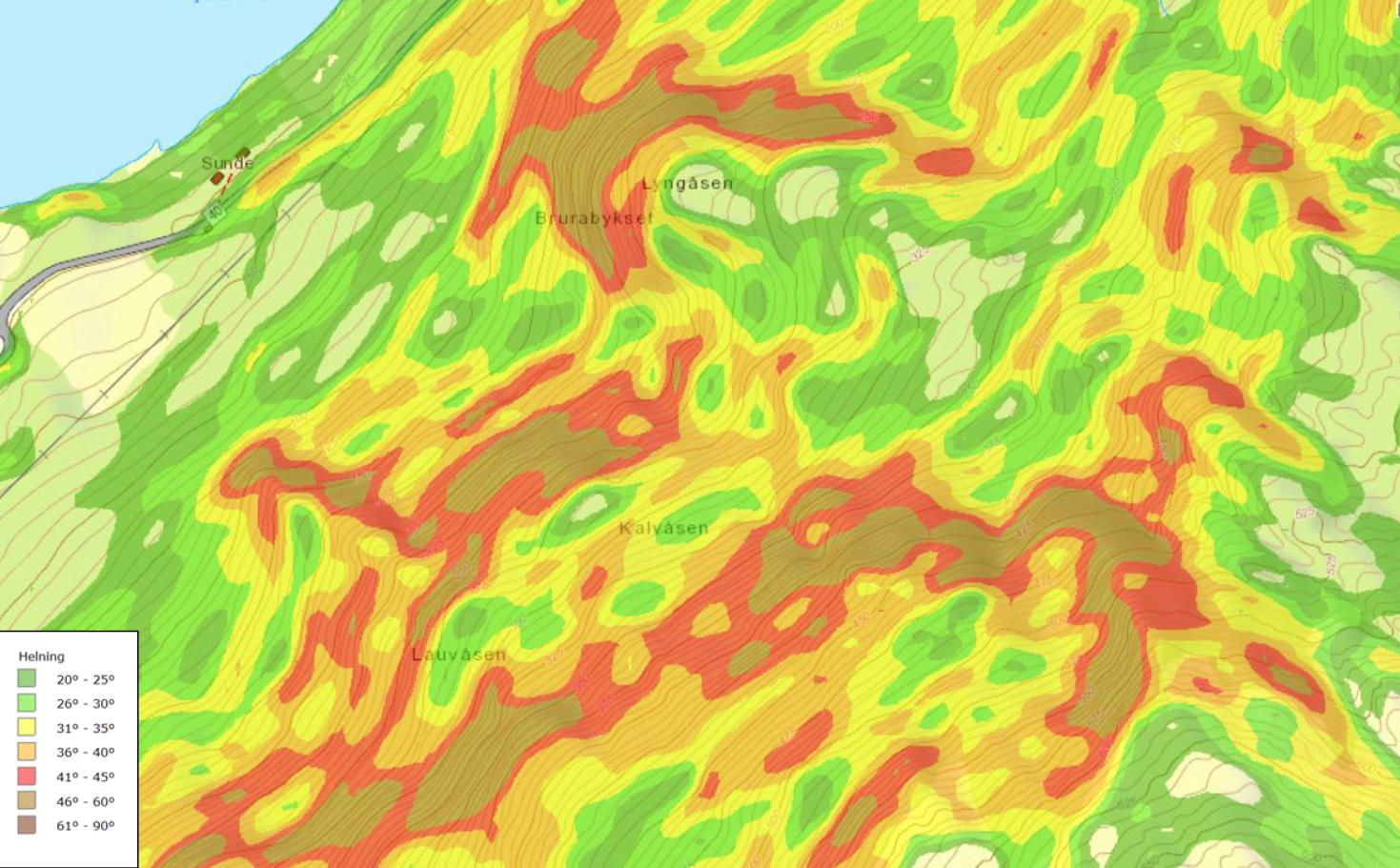 Bak eiendommen stiger terrenget oppover mot Håfjell (721 moh). Mot østøst stiger berget bratt oppover mot Lyngåsen (ca 275 moh), som er markant avskåret av bekkefaret som går nordøst i eiendommen.