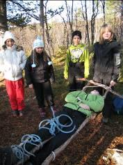 «Kart og kompass» På leirskole hos oss er kart og kompass pensum i barmarksesongen. Da lærer elevene, og får prøve seg på egenhånd i trygge rammer.