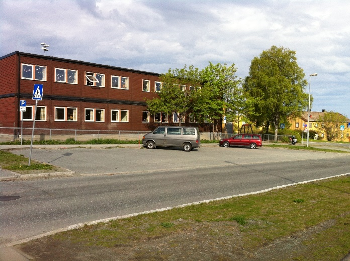 vurderes andre løsninger. Trondheim kommune opplyser at det skal legges til rette for en sikrere skoleveg med planfri kryssing av Jarlevegen der Ladebekken krysser denne.