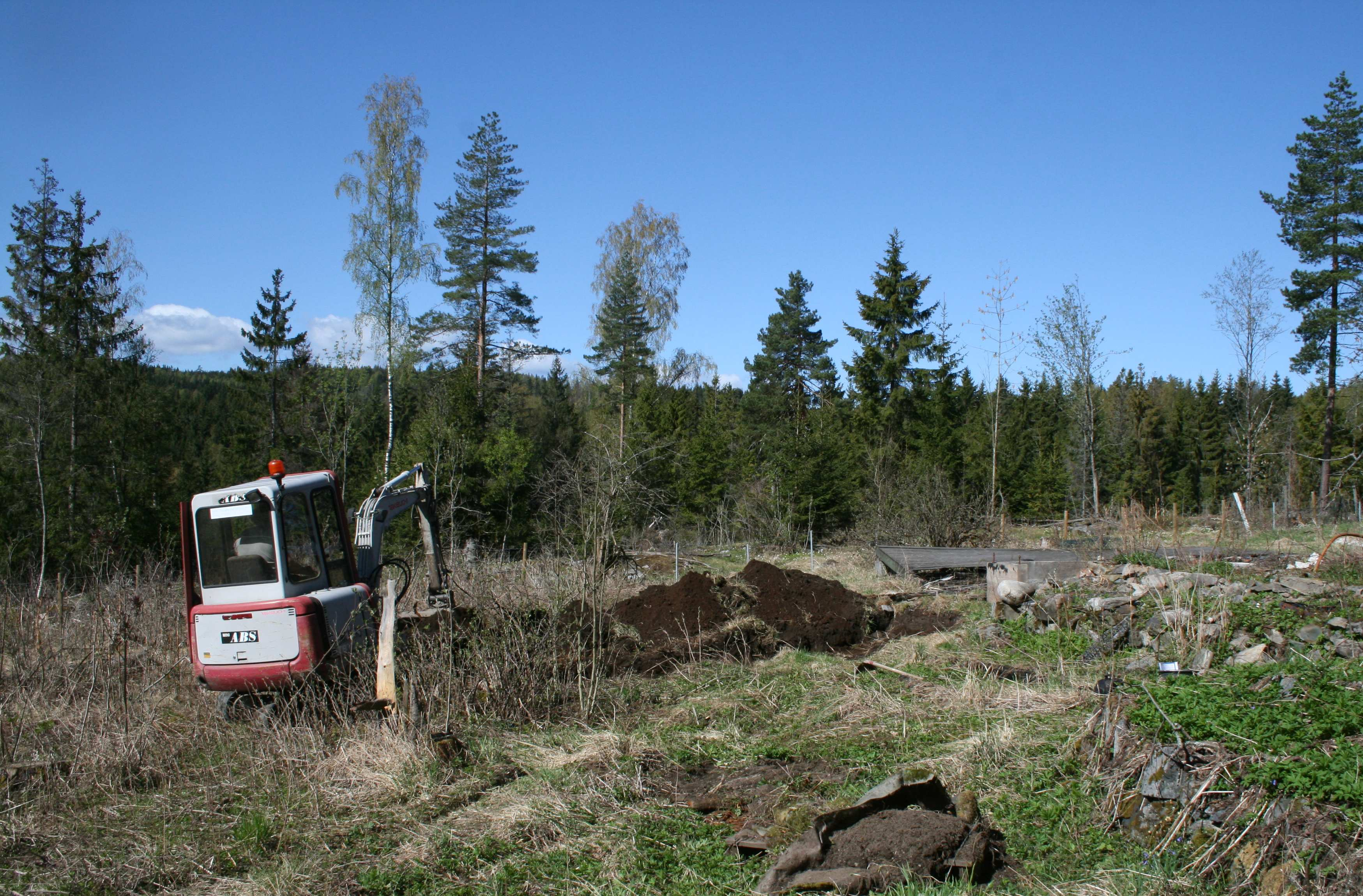 Metode Det ble lagt en 1,5 meter bred sjakt fra husmannsplassen Madserud i sydvestlig retning mot turveien. Sjakten følger traseen for vann og kloakk.