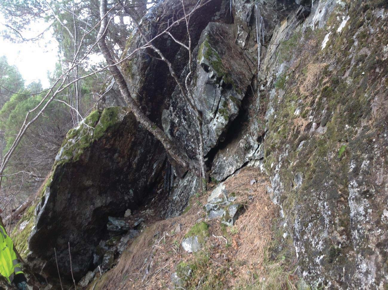 Lokalitet E Figur 8: Avgrensede blokker i skrenten ved lokalitet E. Beskrivelse Her er det en skrent som er opptil ca. 7-10 m høy.