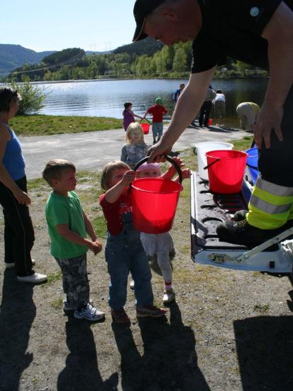 Stryking av Tunhovd ørret høsten 2008 Utsetting av fisk i Rødbergdammen. Rødberg barnehage bistår.