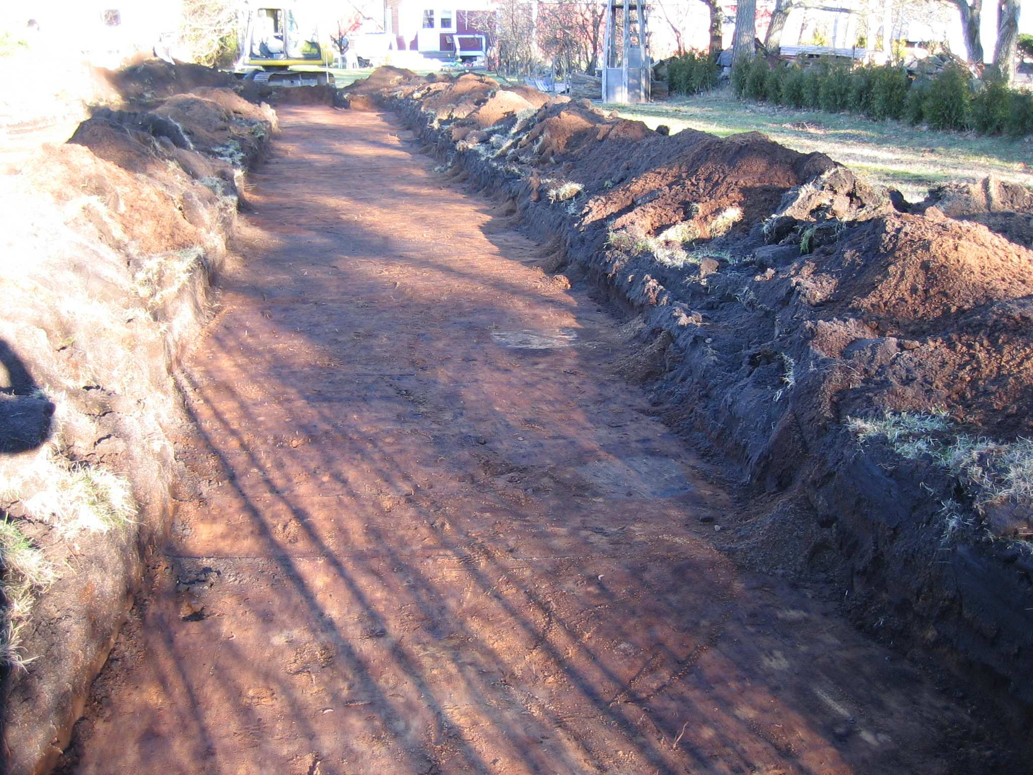 Beskrivelse av sjakt 2 Sjakt 2 ble lagt parallellt med sjakt 1, ca 2-3 meter mot vest. Sjakten var ca 30 meter lang og 2 3 meter bred.