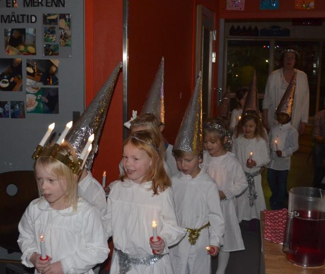 På Steingrua har det vært tradisjon at førskolebarna har gått i luciatoget der eldste jente har vært Lucia.