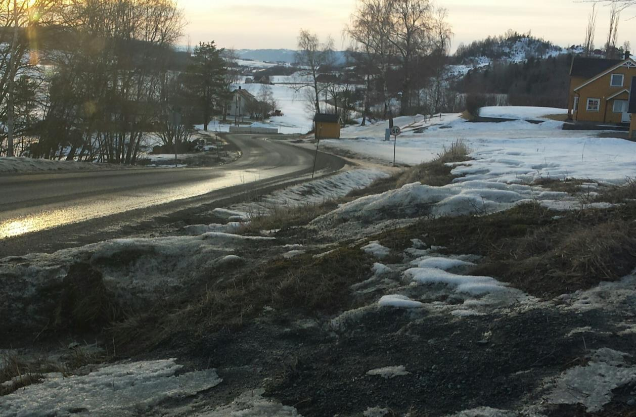 Skolegården, se vedlegg 4 Utfordringer: Ingen skilting inn til skolegården. Bør være innkjøring forbudt i skoletida med unntak av vareleveranse. Innsnevringsfeltet er dårlig merka.