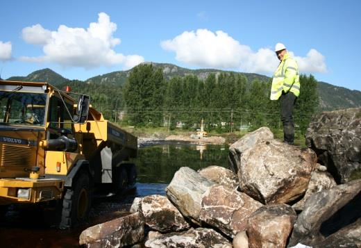 Gjennomført fysiske tiltak i elva: - Svindland (senket terskel) i 2009 - Liknes ved bybroa (etablert skjulgyteplasser) i