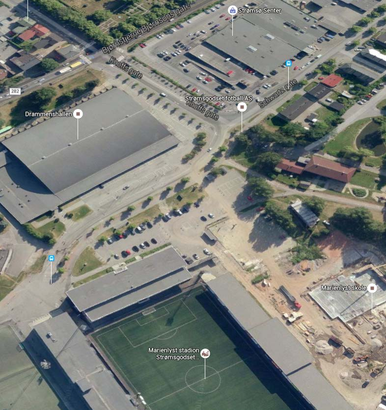 Figur 15 Oversikt over Marienlyst, Drammen (www.google.no). Bildet viser at det er et begrenset parkeringsareal for Marienlyst stadion og Drammenhallen.