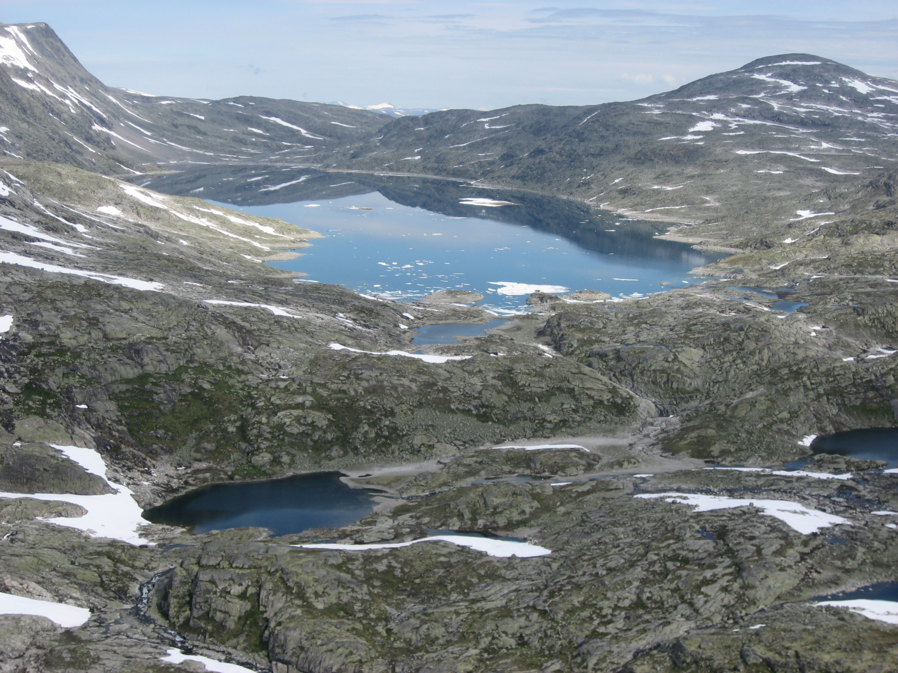 Illvatn pumpekraftverk Figur 8.1.2. Høyfjellslandskapet ved Illvatnet. Et tynt morenedekke i Nørdstedalen gir grunnlag for en noe rikere grashei, men vegetasjonen er fortsatt tynn og karrig.