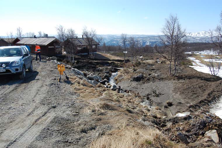 Side 6 Figur 6: Vegen krysser tilbake over bekken som ledes gjennom grov steinfylling (Foto: Marte R. Kvakland /NVE).