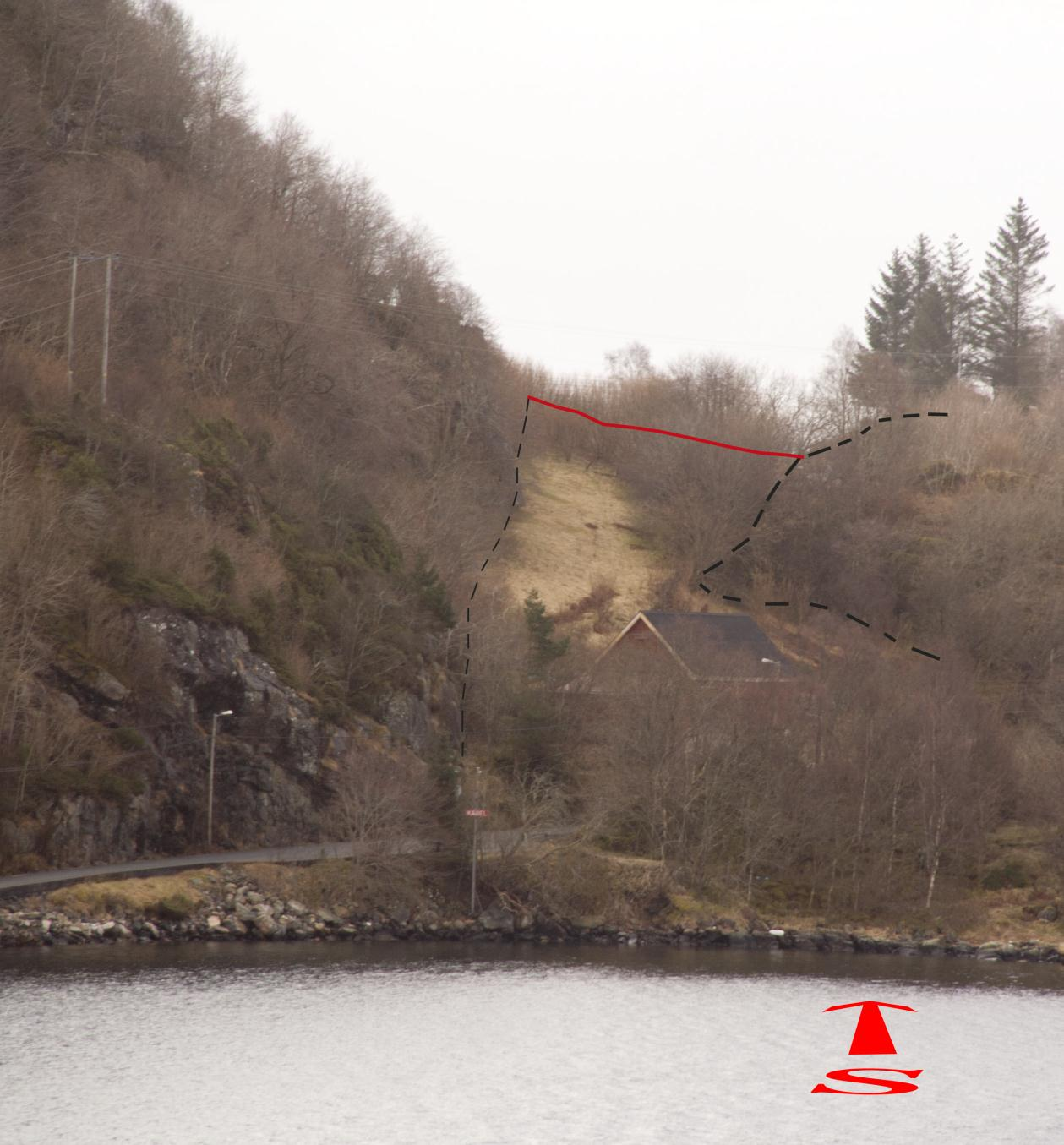 Kapittel 2 Kvartærgeologisk kartlegging Figur 2.7: Randavsetningen på Søre Bjorøy sett direkte mot distalskråningen. Rød heltrukken linje viser overflaten til avsetningen (bak trærne).