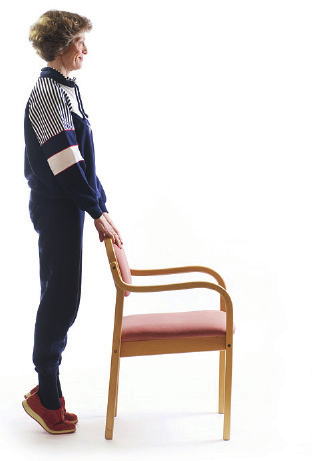 Øvelse 5 Stå med litt avstand mellom føttene. Stå med mest vekt på ikke-operert ben. Støtt deg på en stol eller lignende. Tærne peker fremover.