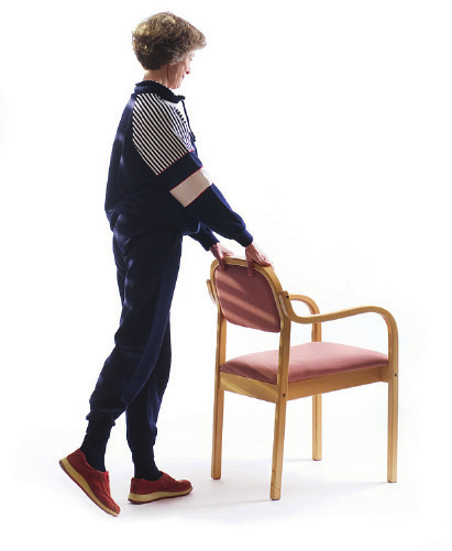 Øvelse 7 Støtt deg til en stol eller lignende. Stå med vekt på det friske benet og løft det opererte benet med bøyd kne opp mot maven og senk rolig. Husk å ikke bøy mer enn 90º i hoften.
