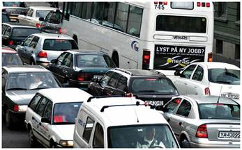 Plassmangel i byene Befolkningsvekst og mer transport på veg gir plassmangel Økt satsing på kollektivtrafikk