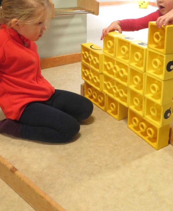 Byggerommet/konstruksjon: På byggerommet møter barna mange matematiske utfordringer når de bygger.