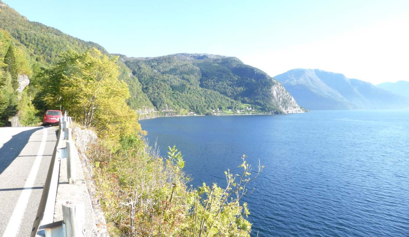 Vedlegg 5: Planendringssøknad Lussand Kraft Side 2 Oversiktsbilete Figur 5-1:Overiktsbilete av Lussand sett frå sør mot nord. Stasjonsområde markert med raud pil.