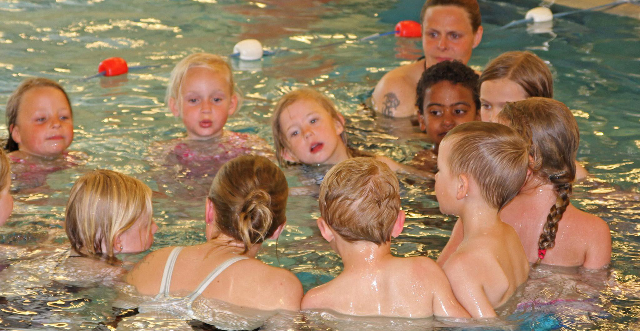 Kongsvinger svømmeklubb foreldreguide 6 Første kursdag Når dere kommer i hallen første kurs er det greit å ha beregnet litt god tid.