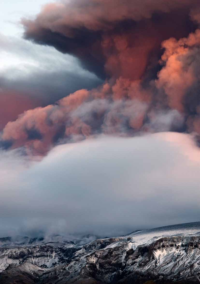 VULKANUTBROT PÅ ISLAND, APRIL 2010 Det eksplosive utbrotet under isbreen Eyjafjallajökull og oskeskya frå