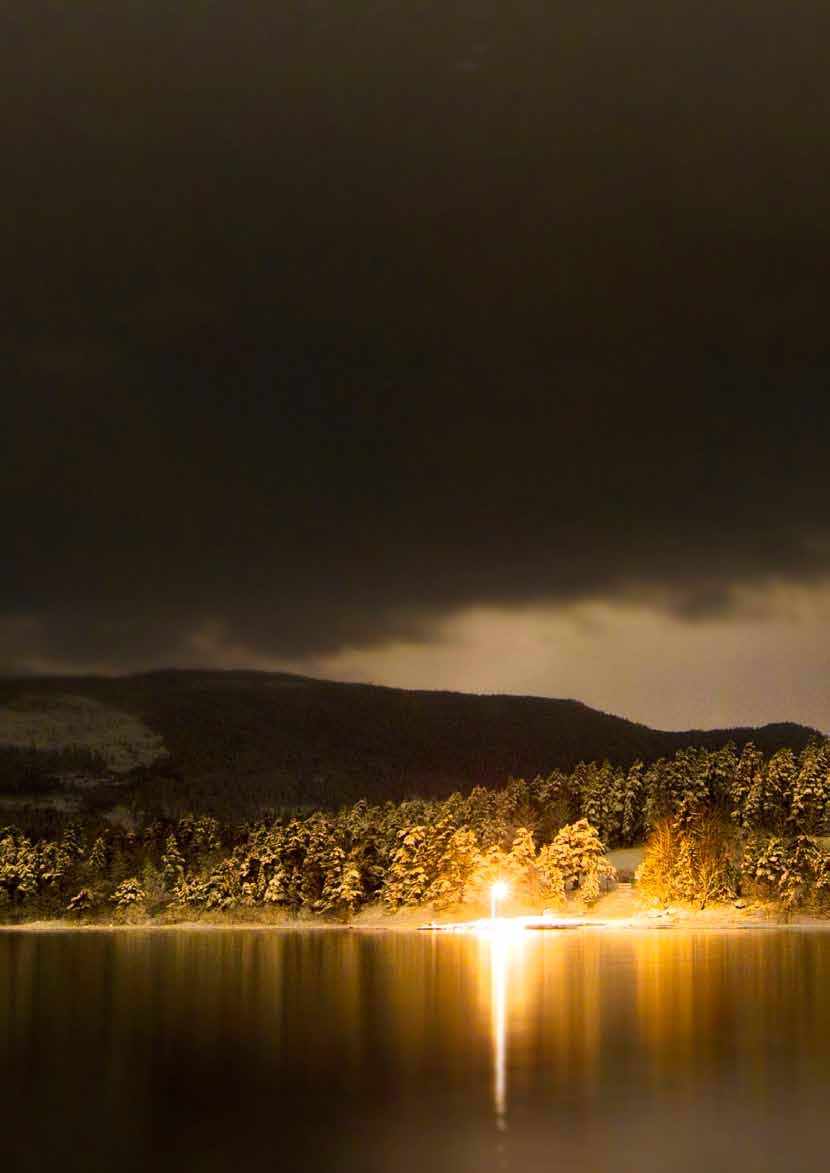 TILSIKTA HENDINGAR TYRIFJORDEN, JANUAR 2012 Utøya ligg snødekt og stille i Tyrifjorden sundag kveld, eit halvt år