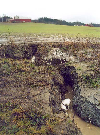 Skader på kummer, i grøfteutløp, etc. Erosjon i dråg Foto: L.