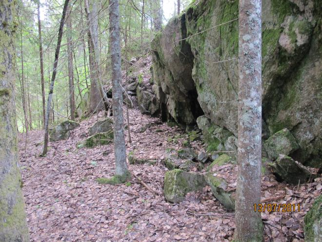 Hulvei og mulig skjerp (Askeladden Id 146529) Nordøst i planområdet ble det oppdaget en tydelig hulvei som kunne følges i terrenget over omtrent 50 meter.