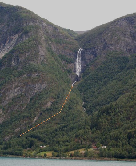 Side 3 av 6 Blå strek markerer planlagt inntaksdam. Nedstrøms fossen er det planlagt inntaksdam av betong med lengde ca. 10 meter. Inntaksbassenget på kote 380 vil få eit areal på 300 m2.