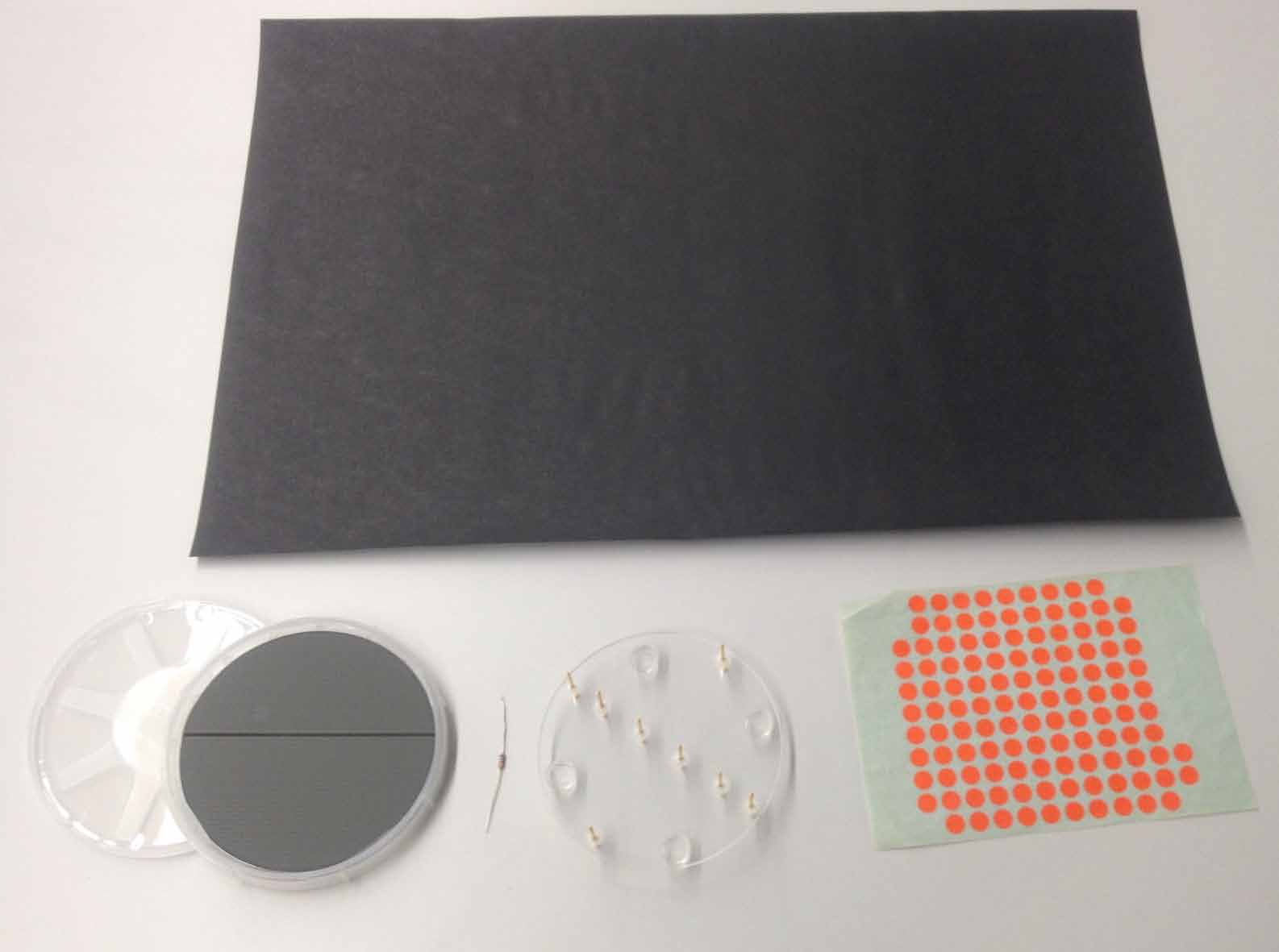 Q1-2 Utstyrsliste (1) (2) (4) (3) (5) Figur 1: Tilleggsutsyr for dette eksperimentet. 1. Grafitt-dekket ledende papir 2. En silikonplate dekket med en tynn film av krom (lagret i en platebeholder) 3.