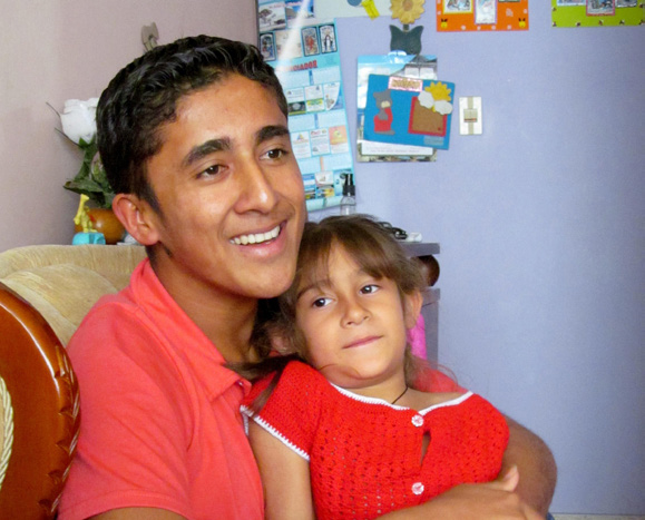 Skrive Brev fra dere er BREVTJENESTEN Guds støtte midt i smerten Hernán Ramos (20 år) er sønnen til evangelisten Nelson Ramos som led martyrdøden i 2011.