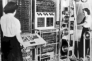 Vakuumrør (forts) Radiorøret var enerådende i analog elektronikk og i de første datamaskinene frem til 50-tallet Den første moderne datamaskinen (von