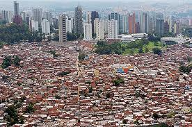 Samfunnsutfordringer Eksempler finnes det masse av blant verdens mange byer; ukontrollert boligbygging, køer i transportsystemet, tilfeldige avfallsløsninger, en tvilsom