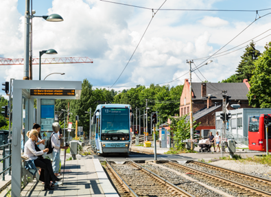 Om Eiendommen Lysaker har landets kanskje best utbygde kollektiv tilbud, noe som gjør det enkelt for ansatte å komme seg til og fra jobb.