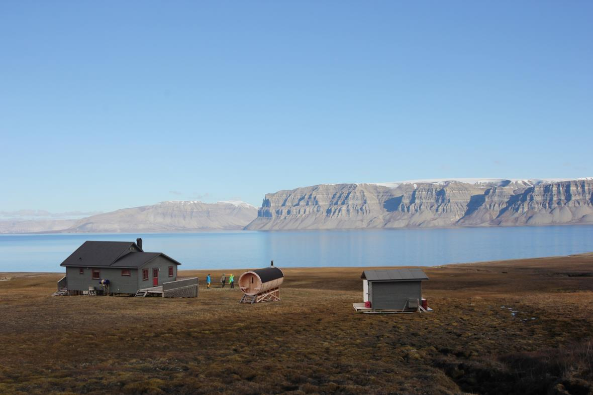 Bilde 5. Fotomontasje på bilde tatt mot nordvest. 4.1.4 Kulturminner Spitsbergen Travel er ikke kjent med noen kulturminner i nærheten av lokaliteten. Fredheim ligger i luftlinje 6 kilometer unna. 4.1.5 Villmark Som nevnt over ligger tiltaket i nær tilknytning til en av de mest trafikkerte scootertraseene på Svalbard.