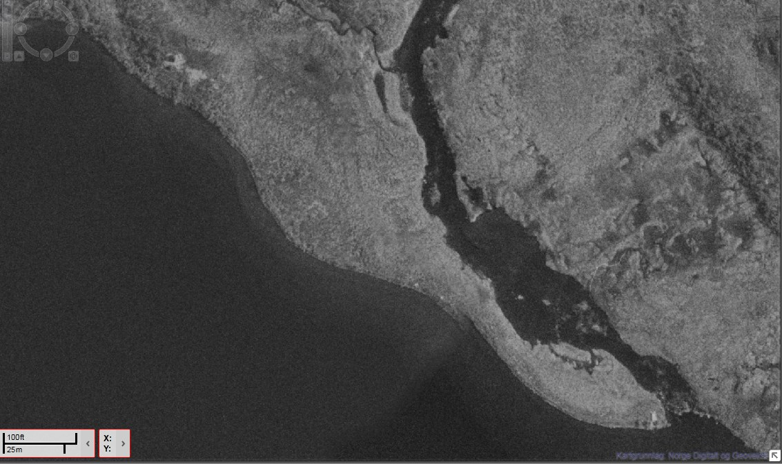 Flyfoto Meldal 2007 viser hytte gnr 127 bnr 26 øverst til venstre godt, men båthuset på spissen av neset er mindre synlig.
