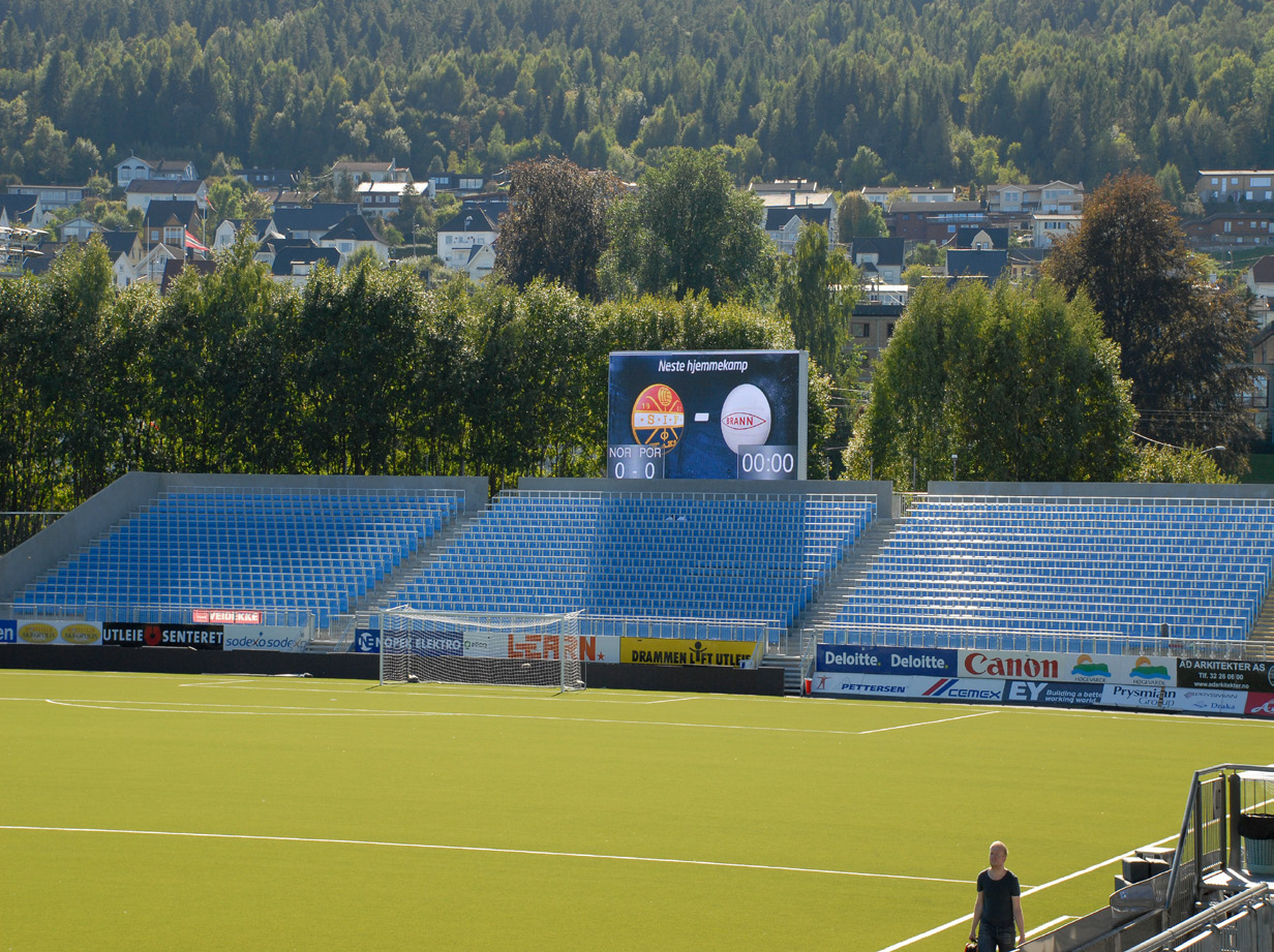 P11 Samferdsel og fellesarealer (1) Ny tribune på Marienlyst er ferdigstilt og Marienlyst stadion tilfredsstiller nå kravene til Champions League. Tak etableres i 2015 i tråd med avtale.